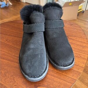 Excellent condition UGGs women’s size 7.5 McKay ankle booties